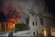 Dichter Rauch steigt aus dem brennenden Gewerbegebäude auf. (Bild: Luzerner Polizei (Adligenswil. 15. März 2018))