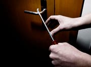 Dank einem Hinweis einer Anwohnerin konnte die Polizei den Einbrecher in flagranti verhaften. (Symbolbild ZZ)