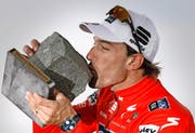 Der Berner Fabian Cancellara küsst im April 2010 die Trophäe nach seinem Sieg bei Paris–Roubaix. (Bild: Keystone/François Mori)