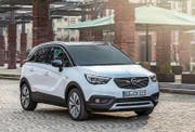 Der Opel Crossland erinnert im Design an seinen «kleinen Bruder» Adam. (Bild: pd)