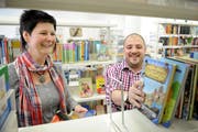 Haben gut Lachen: Bibiliotheksleiterin Isabel Racheter und Quartiervereinspräsident Fabrizio Laneve freuen sich, dass die Bibliothek am heutigen Standort bleibt. (Bild: Boris Bürgisser / Neue LZ)