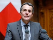 Bundesrat Ignazio Cassis hat vor Weihnachten seinen Twitter-Account neu geordnet und dabei mehrere Hundert Tweets gelöscht. Experten halten das für risikoreich. (Bild: KEYSTONE/PETER KLAUNZER)