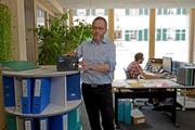 Der kleinen Firma Agrokommerz würde ein Ja zur RTVG-Revision grosse Mehrkosten verursachen. Im Bild: Geschäftsführer Hans Stettler im Büro des Unternehmens in Marbach. (Bild Nadia Schärli)