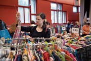 Beate Lang deckt sich an der Börse St. Johannes mit Kleidern für ihr künftiges Kind ein. (Bild: Corinne Glanzmann (Luzern, 17. März 2018))