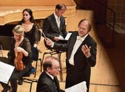 Der Dirigent Thomas Hengelbrock mit den Solisten Daniel Behle (unten) und Markus Butter im KKL. (Bild: Peter Fischli/Lucerne Festival)