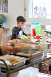 Betreutes Essen in der Schule: Der Ebikoner Schüler Yunis Zeiter nutzt das Angebot des Mittagstisches. (Bild Dominik Wunderli)