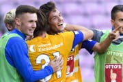 Shkelqim Demhasaj lässt sich nach seinem Treffer gegen Servette von seinen Teamkollegen bejubeln. (Bild: Keystone (Genf, 16. September 2017))