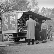 Ein Bild aus dem Jahr 1954: ein Migros-Verkaufswagen in einer Zürcher Gemeinde. Bild: Keystone