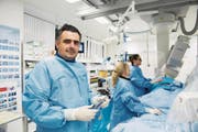 Kardiologe Florim Cuculi und sein Team bei ihrer Arbeit im Herzkatheterlabor des Kantonsspitals. (Bild: Eveline Beerkircher (Luzern, 14. Dezember 2017))