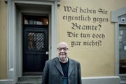 Max Dudle am Löwengraben 9, wo sich das besagte Stück Trottoir befindet. (Bild: Pius Amrein (Luzern 25.2.2016))