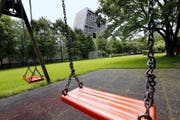 Wo jetzt noch Kinder spielen (könnten), sollen in zweieinhalb Jahren Studenten büffeln. (Bild Werner Schelbert)