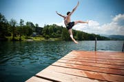 So wie diesem jungen Mann hier in der Rotsee-Badi in Ebikon dürfte es bald allen gehen: Ab Mittwoch ist Sommerwetter angesagt. (Bild: Archiv Neue LZ)