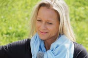 Die grausame Tat, die Nicole Dill vor fünf Jahren überlebt hat, beeinträchtigt bis heute ihr Leben: (Bild: SRF)