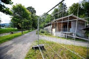Hinter dem Zaun: Eine Baracke des Asylzentrums Kleine Schliere in Alpnach. (Bild: Corinne Glanzmann)