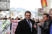 Thomas Schärli trifft beim Regierungsgebäude ein (Bild: Ramona Geiger / luzernerzeitung.ch)
