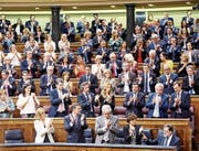 Stehende Ovationen für Regierungschef Rajoy (vorne rechts sitzend) im spanischen Parlament. (Bild: Javier Lizon/EPA (Madrid, 11. Oktober 2017))