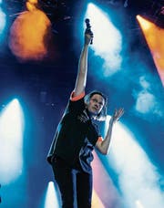Arcade-Fire-Frontmann Win Butler bei seinem Konzert am Paléo Festival. (Bild: Jean-Christophe Bott/Keystone)