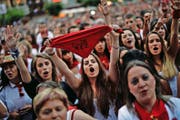 Es reicht: Frauen demonstrieren in Pamplona gegen Grapscher und Gewalttäter. (Bild: AP/Alvaro Barrientos)