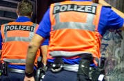 Zwei Polizisten der Luzerner Polizei auf einer nächtlichen Patrouille. (Symbolbild) (Bild: Dominik Wunderli)