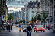 Stau wie hier an der Hirschmattstrasse gehört in Luzern zum Alltag. (Bild: Boris Bürgisser / Neue LZ)