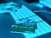 Mit offiziellen Absender von Behörden oder Firmen versuchen Internet-Betrüger seit einigen Monaten, unter anderem an die Kreditkarteninformationen der Empfänger zu kommen. (Symbolbild) (Bild: Keystone/DPA dpa/A3386/_ULI DECK)