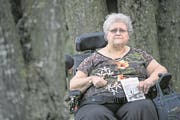 Monica Furger (61) im Garten der Wohngemeinschaft Fluematt, wo sie lebt. (Bild: Pius Amrein/LZ, Dagmersellen, 4. April 2017)