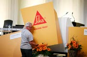 Ein Sika-Mitarbeiter beim Abbau nach der Generalversammlung am 13. April 2016 in der Waldmannhalle in Baar. (Bild Stefan Kaiser)