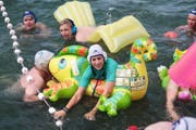 Plausch Aqualand (weiss) gegen Here for Beer (blau). (Bild: Roger Zbinden (Zug, 12. August 2017))