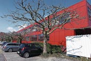 Das Firmengebäude der Heinrich Kübler AG an der Ruessenstrasse in Baar. (Bild: Werner Schelbert (28. März 2017))