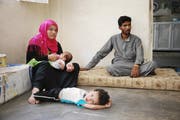 Nemer mit seiner Familie: Der zweijährige Hamad rollt apathisch auf dem Boden hin und her. (Bild Aleksandra Mladenovic)