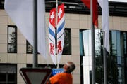 Mit Fahnen diesen Typs wird sich Cham in Zukunft beflaggen: Das Schweizer, Zuger und Chamer Wappen auf einem Tuch. (Bild: Stefan Kaiser / Neue ZZ)