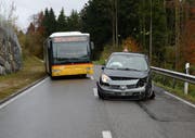 Hier sollte man nicht überholen: Der Autofahrer wurde in einer Kurve von einem Lastwagen überrascht. (Bild PD/Luzerner Polizei)
