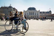 Beliebter Treffpunkt: der Sechseläutenplatz mit dem Opernhaus. (Bild: Cyril Zingaro/Keystone (Zürich, 19. März 2016))