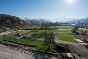 Auf dem Areal Mattenhof II (hinten) soll die Sport- und Eventhalle Pilatus Arena entstehen. Links ist die Zentralbahn-Strecke zu sehen. (Bild: Keystone / Urs Flüeler)
