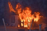 Der Schopf steht in Vollbrand. (Bild: Luzerner Polizei)