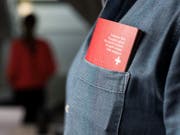 Gemäss der Trendrechnung hat das Stimmvolk die Vorlage zur erleichterten Einbürgerung angenommen. (Bild: Christian Beutler/Keystone)