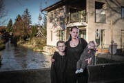 Manuela B. mit ihren Söhnen Luca (10) und Fränz (5 Monate) in ihrem Heimatdorf im Luzerner Seetal. (Bild: Pius Amrein (22. November 2017))