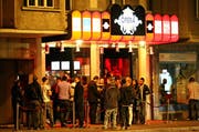 Vor dem Club Opera bilden sich jeweils lange Schlangen. (Bild: Philipp Schmidli/Neue LZ)