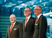 Von links: Max Uebelhart, Präsident Raiffeisenbank Zug, CVP-Kantonalpräsident Pirmin Frei, der in den Verwaltungsrat der Bank nachrücken soll, und Matthias Brunner, der Vorsitzende der Bankleitung. (Bild: Stefan Kaiser (Baar, 20. März 2017))