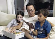 Sie haben Ehefrau und Mama verloren: Die Dok begleitete die Familie ein Jahr. (Bild: SRF)
