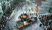 Das Piratenschiff bleibt beim Fritschi-Brunnen stecken. (Bild: Webcam)