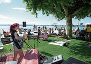 Lia Ray macht den musikalischen Auftakt in der Badi Seeliken. (Bild: Maria Schmid (Zug, 29. Juli 2017))
