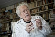 Hans Erni in seinem Atelier in Meggen. (Bild: Pius Amrein / Neue LZ)