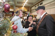 Das Luzerner Original Hans Ochsenbein (rechts) erhält von Hans Pfister, Präsident der Güüggali-Zunft, und Gründungsmitglied Alice Laubacher die goldene Nadel. (Bild: Eveline Beerkircher (Luzern, 13. Dezember 2017))