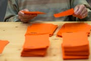 Wahlzettel werden in einem Wahllokal ausgezählt. (Bild: Keystone)