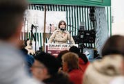 Doris Bianchi vom Schweizerischen Gewerkschaftsbund hielt eine der Reden an der 1.-Mai-Feier in Zug. (Bild: Stefan Kaiser (Zug, 1. Mai 2017))