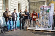 Einreichung der Volksinitiative «Mehr bezahlbare Wohnungen» beim Bundeshaus: Rund 13000 Unterschriften gingen über die Onlineplattform Wecollect ein. Bild: Marcel Bieri/Keystone (Bern, 18. Oktober 2016)