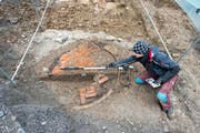 Eine Glockenguss-Grube wird vermessen. (Bild: KEYSTONE/URS FLUEELER)