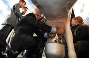 Bundesrat Ueli Maurer am Wettmelken anlässlich des Projekts Stallvisite. (Archivbild Eveline Bachmann/Neue LZ)