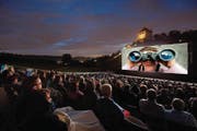 Ab Mitte Juli kann man beim Schloss Heidegg unter freiem Himmel in die Filmwelt eintauchen – im Bild das Mädchen vom Änziloch. (Bild: PD)